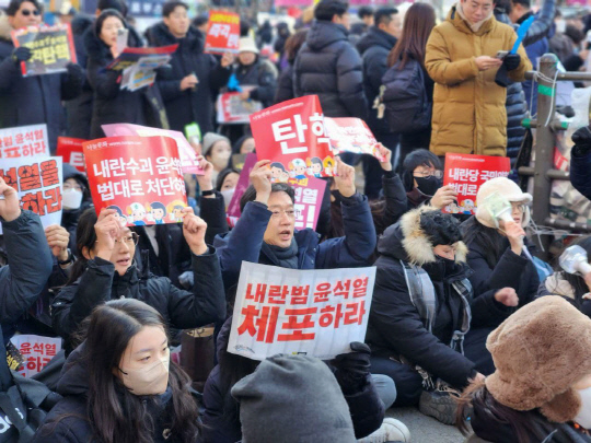 김경수 전 지사가 14일 국회 앞에서 열린 윤석열 대통령 탄핵 촉구 집회에 참석하고 있다.[김경수 전 지사 페이스북]
